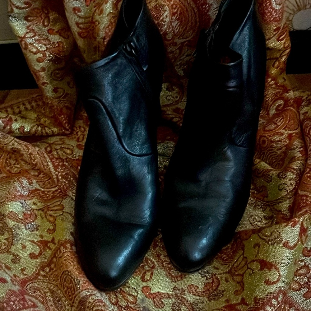 Vialis Leather Bootie